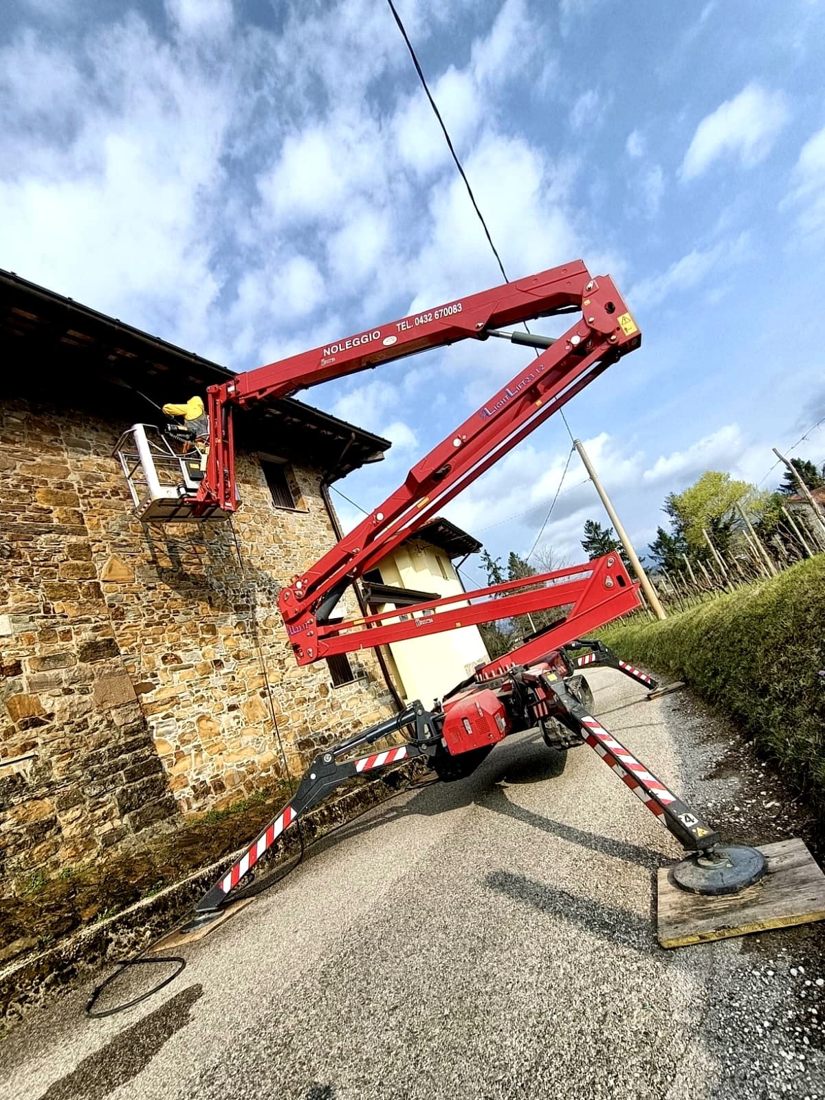 Lavaggio facciata in muratura con piattaforma aerea
